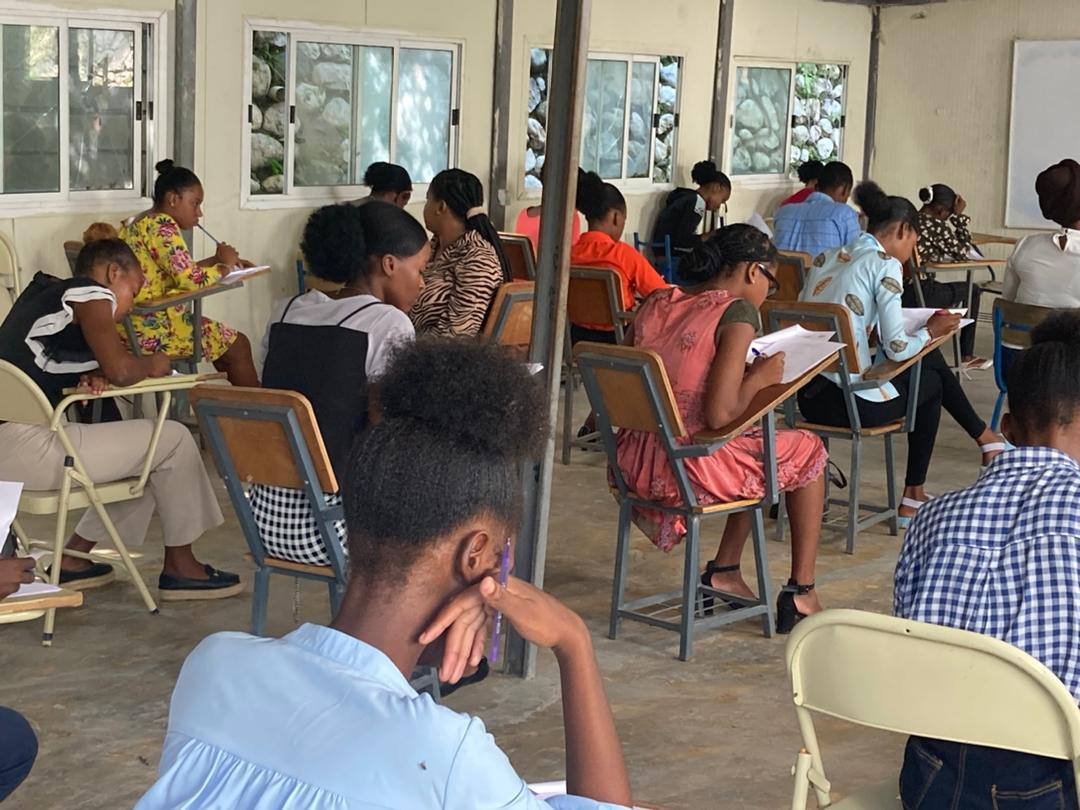 Étudiants au travail en salle
